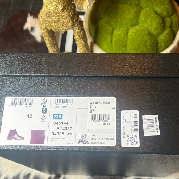 CHANEL Quilted Leather Turnlock Booties Rare size 42/11 - Picture 11 of 11